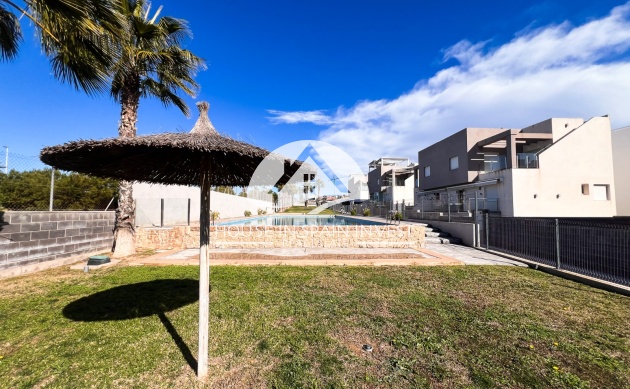 Resale - Villa - Torrevieja