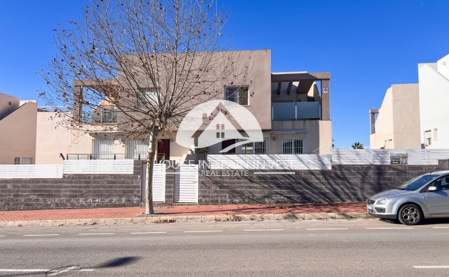 Resale - Villa - Torrevieja