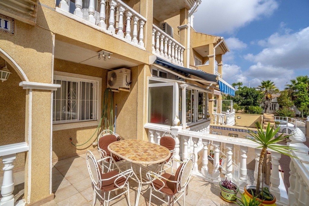 SOLD! Very well maintained townhouse for sale with a garage in the heart of Playa Flamenca.