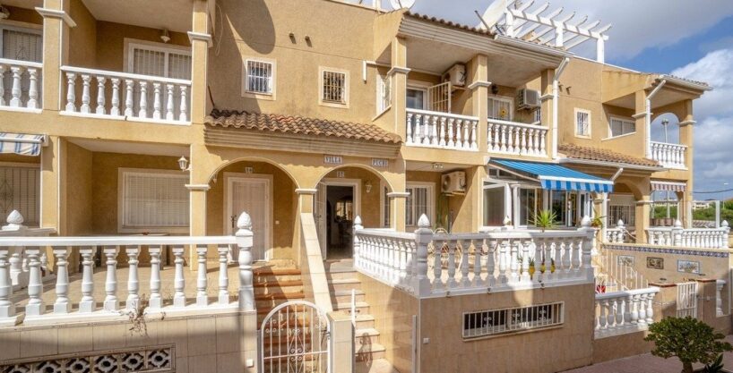 SOLD! Very well maintained townhouse for sale with a garage in the heart of Playa Flamenca.