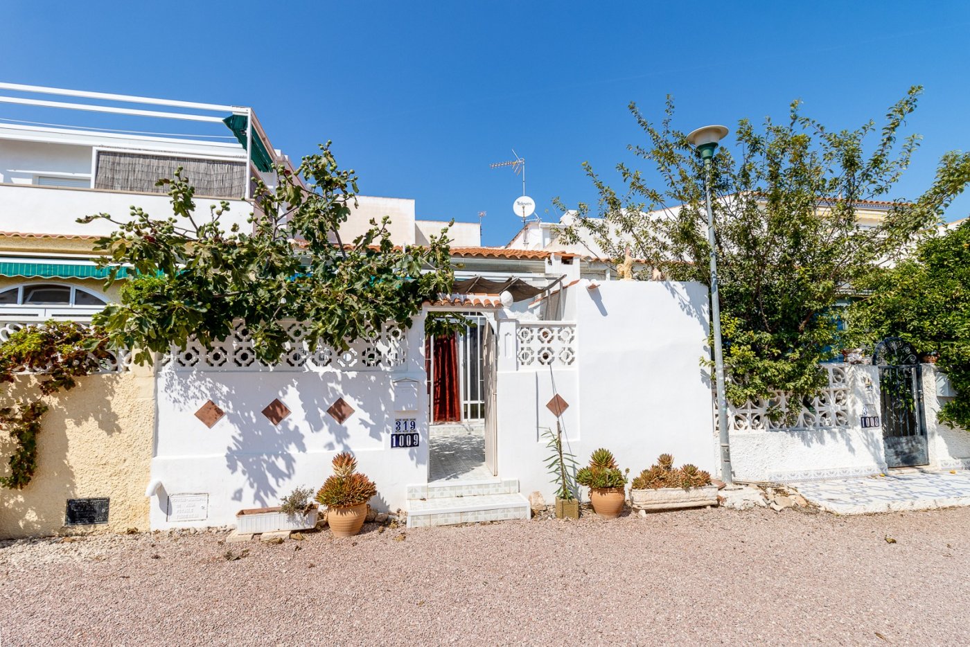 Mediterranean bungalow for sale without neighbors above in a suburb of Torrevieja.