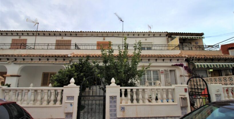 Townhouse for sale in the popular Urb.Los Frutales by the sea in Torrevieja.