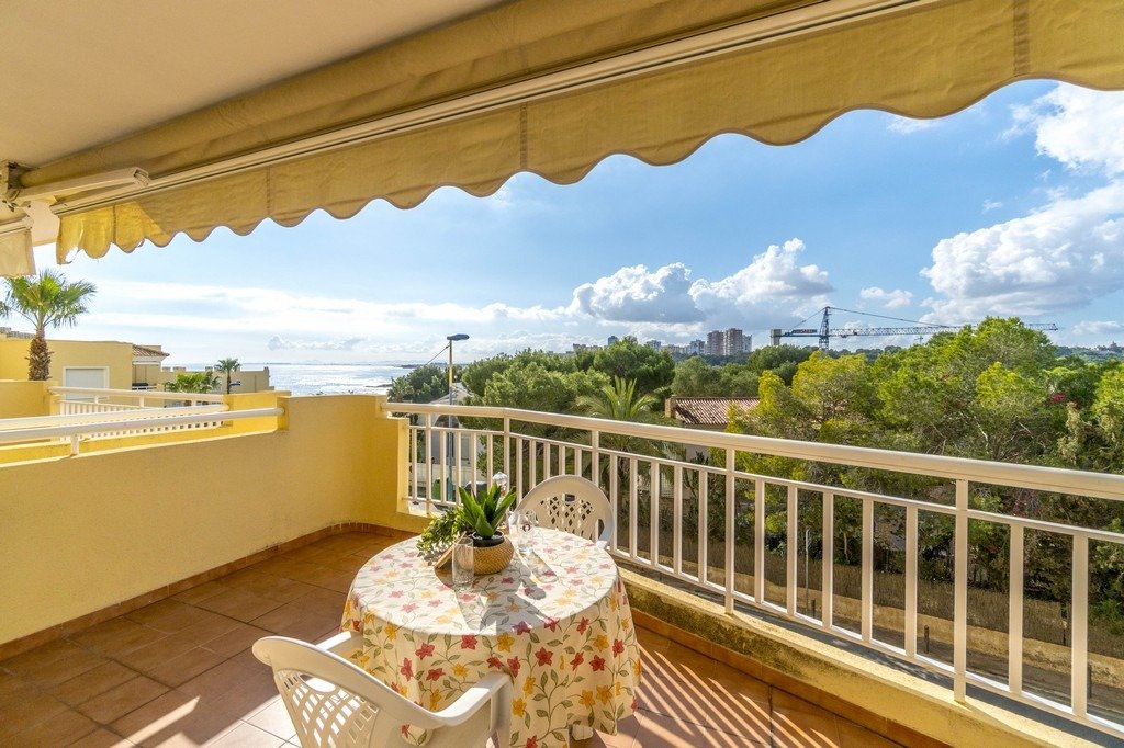 Vakantie appartement te koop met uitzicht op de zee aan het strand in Campoamor.