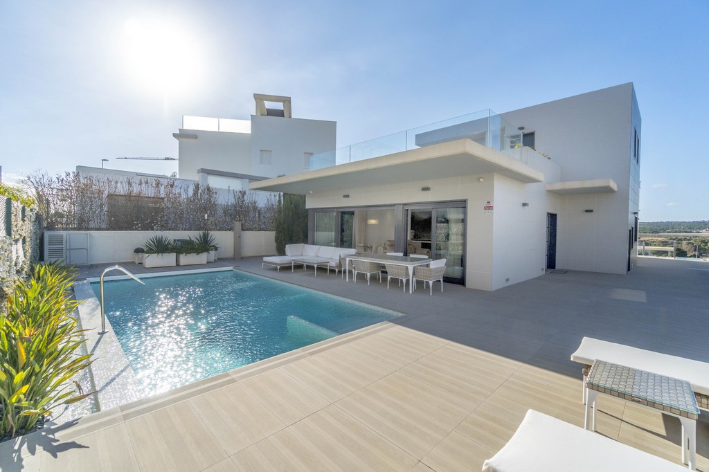 Luxe moderne villa te koop op amper 300m van het strand van Aguamarina in Campoamor.