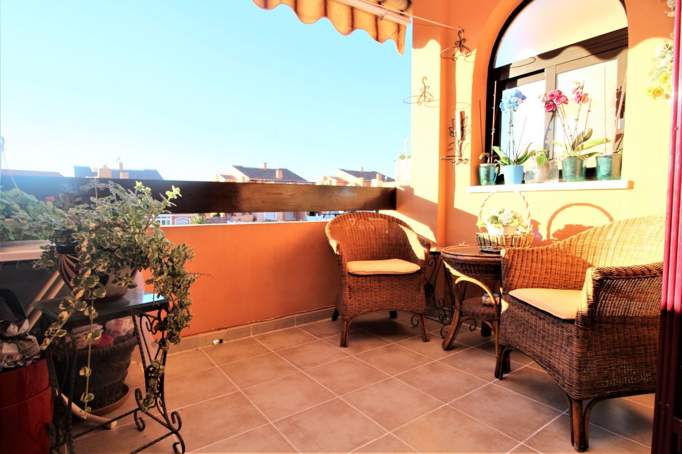 Charming holiday apartment for sale with a terrace in a gated complex in Torrevieja.