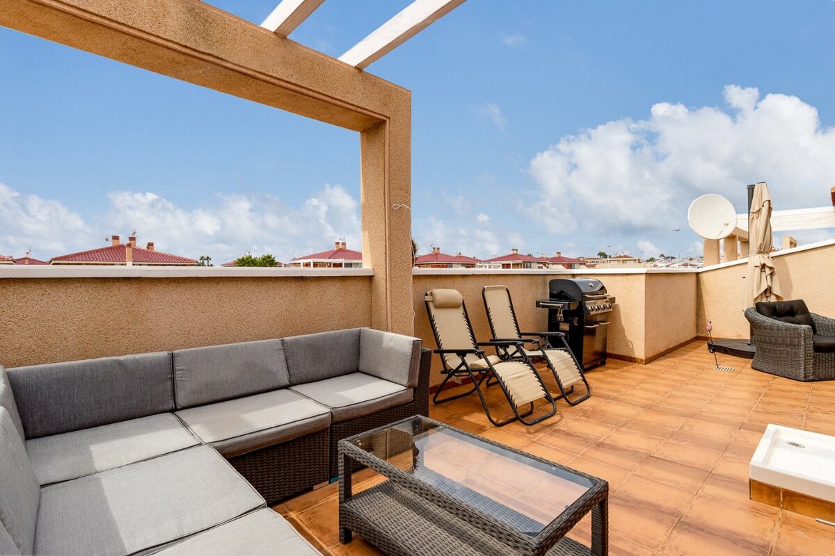 Mooie penthouse te koop met privé dakterras in het residentiële Zeniamar, Playa Flamenca.