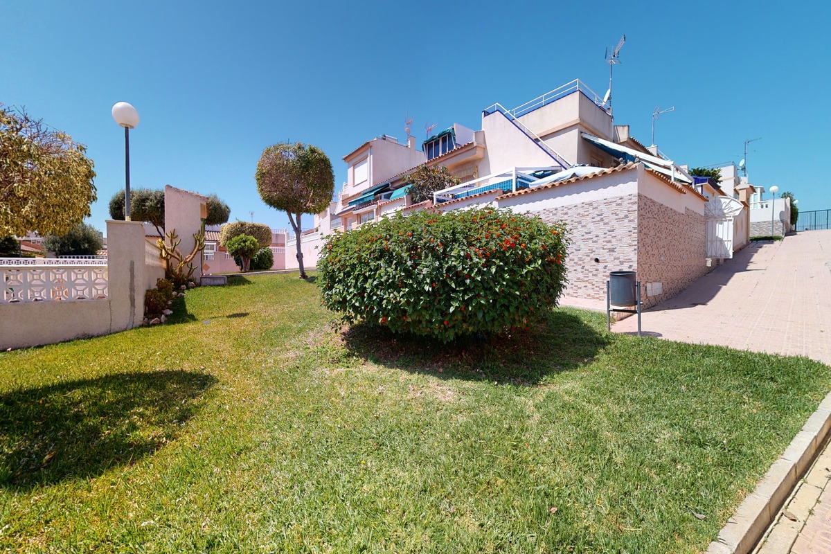 Townhouse for sale with lots of outdoor space in Los Altos, Torrevieja.