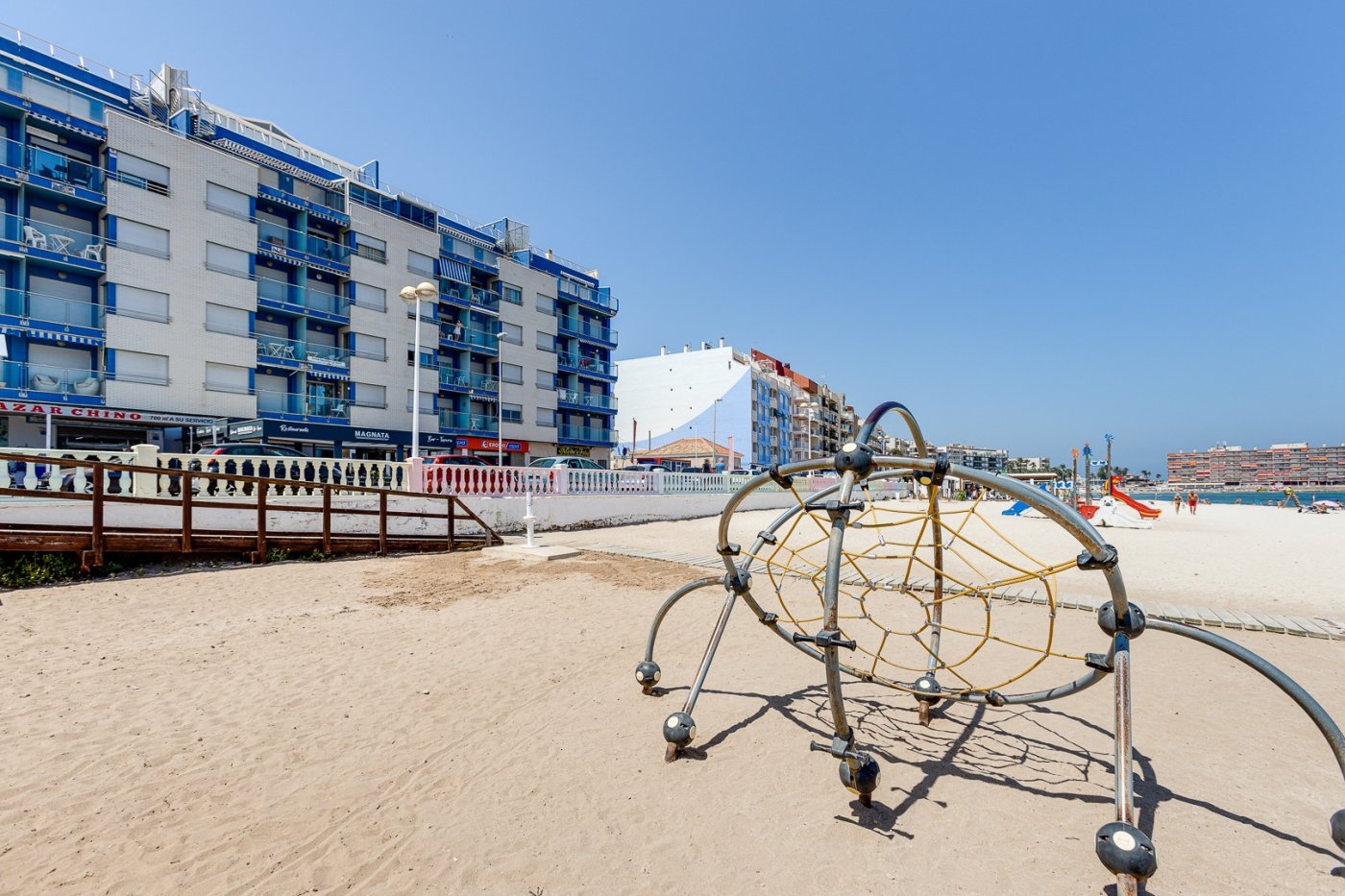 SOLD! Holiday apartment for sale in a beautiful complex on the beach of Playa De Los Locos in Torrevieja.