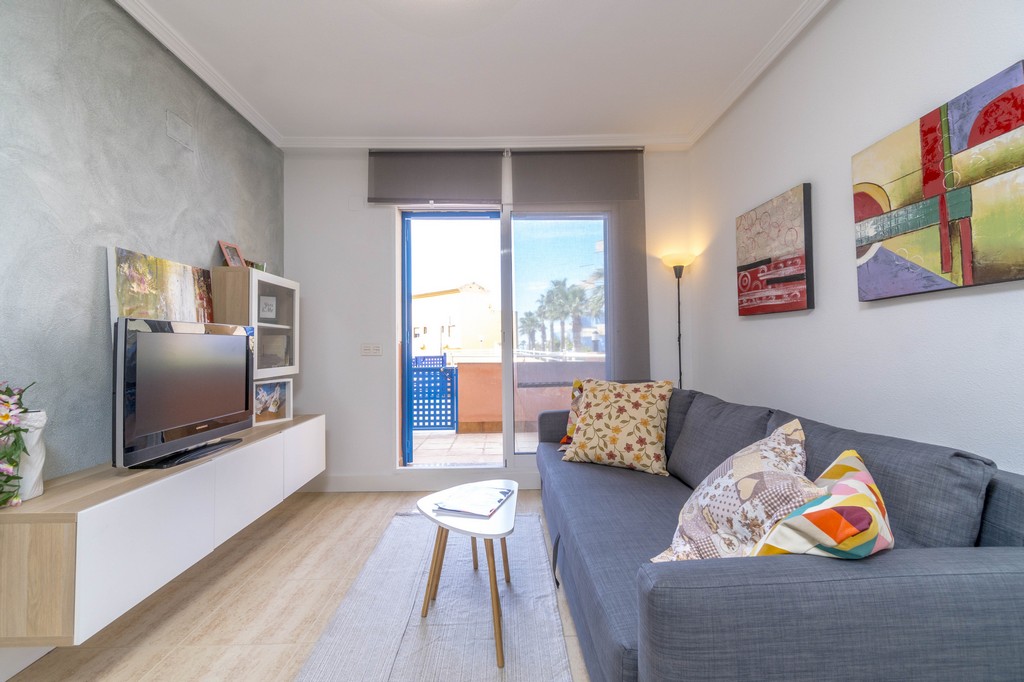 Se vende impecable apartamento en planta baja situado a 200m del mar en Cabo Roig.
