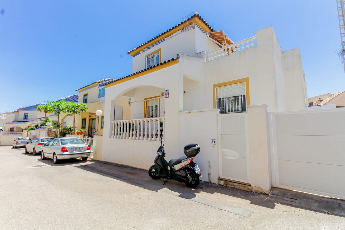 Vrijstaande villa te koop met garage in een volwassen urbanisatie in Los Balcones, Torrevieja.