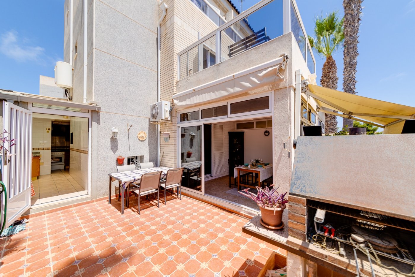 Fantastic townhouse for sale with garage in the popular area of Torreblanca, Torrevieja.