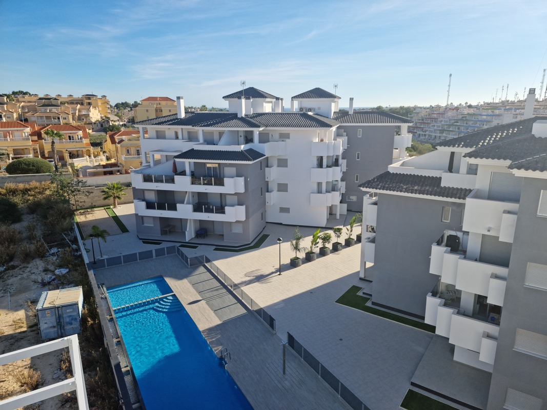 Sleutelklaar appartement te koop met ruim terras in een zeer residentieel complex in Villamartin.