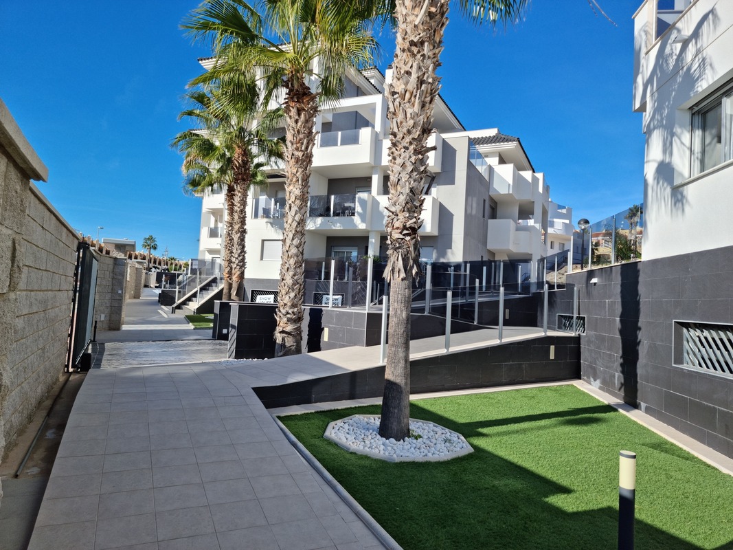 Sleutelklaar appartement te koop met ruim terras in een zeer residentieel complex in Villamartin.