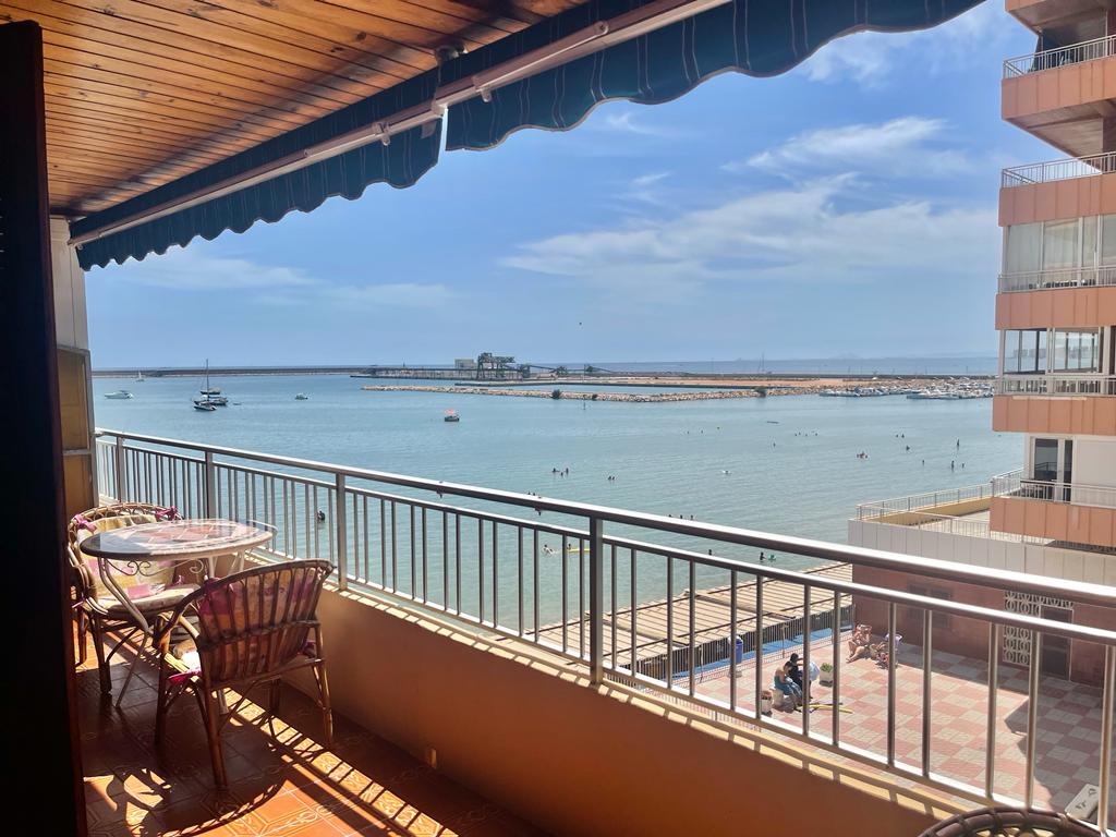 First line apartment for sale in a building with a large communal pool and with spectacular views in Torrevieja.
