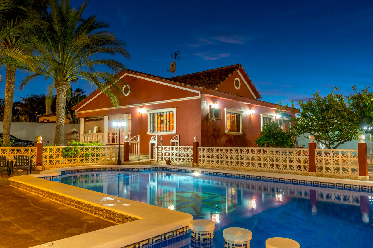 Vrijstaande villa te koop in het residentiële Los Balcones, Torrevieja.