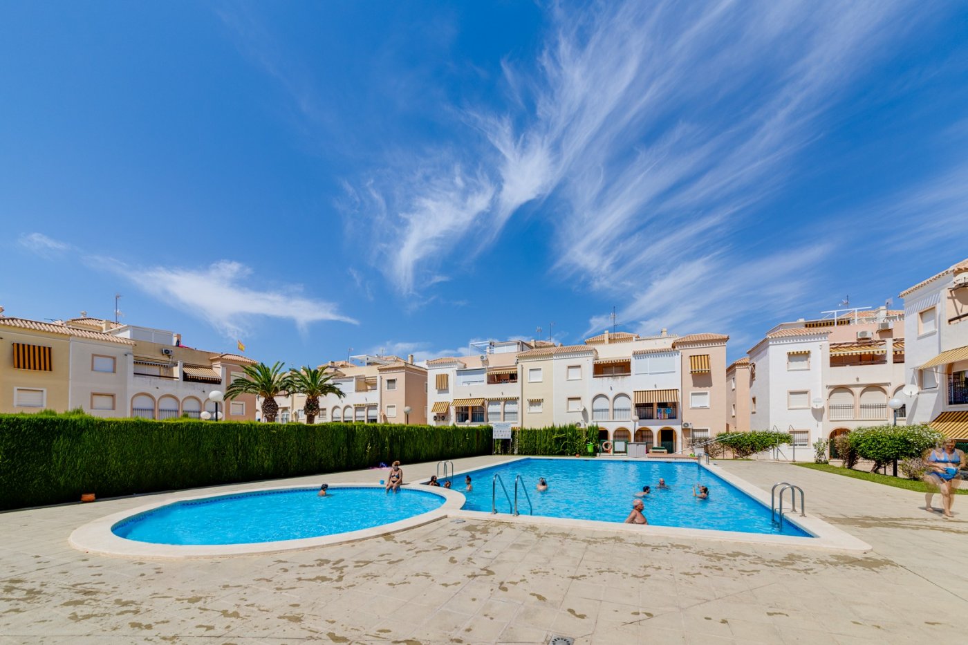 VERKOCHT! Appartement te koop in Residencial El Paraíso met zwembad bij het strand in Torrevieja.