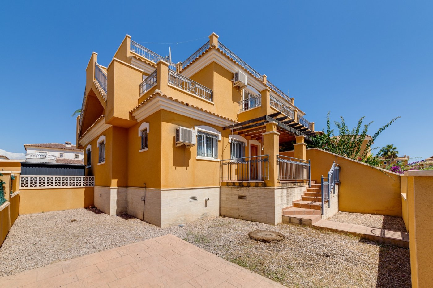 Sunny townhouse for sale in front of the pool in the residential Aguas Nuevas, Torrevieja.