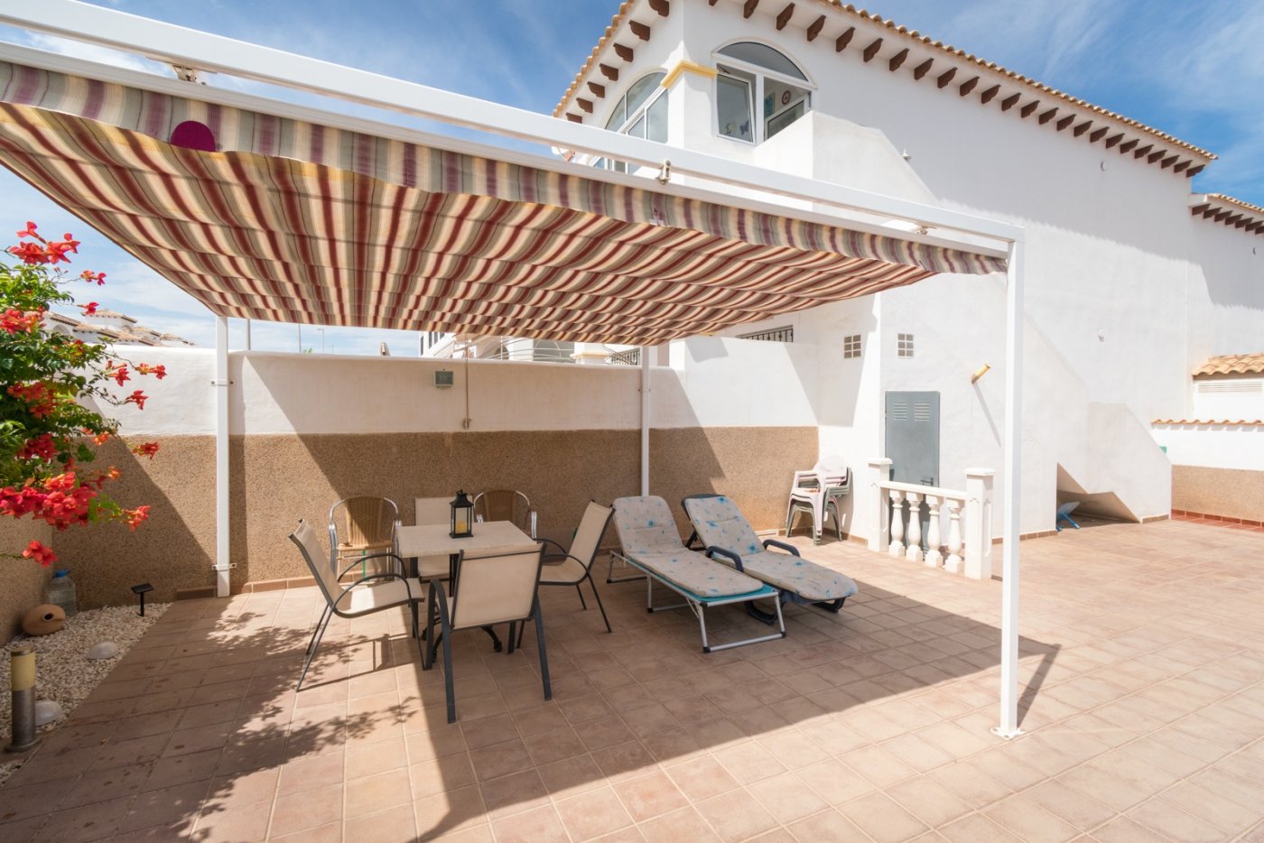 Upstairs apartment for sale with garden, roof terrace and parking space in Punta Prima.