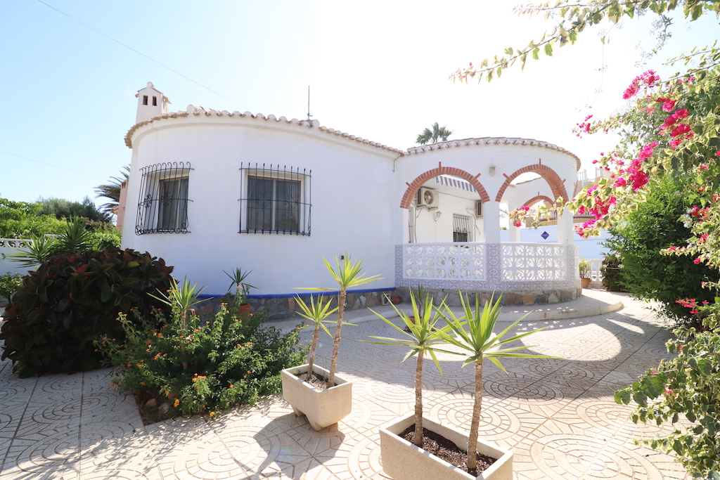 Detached villa for sale with pool in a residential suburb of Torrevieja.