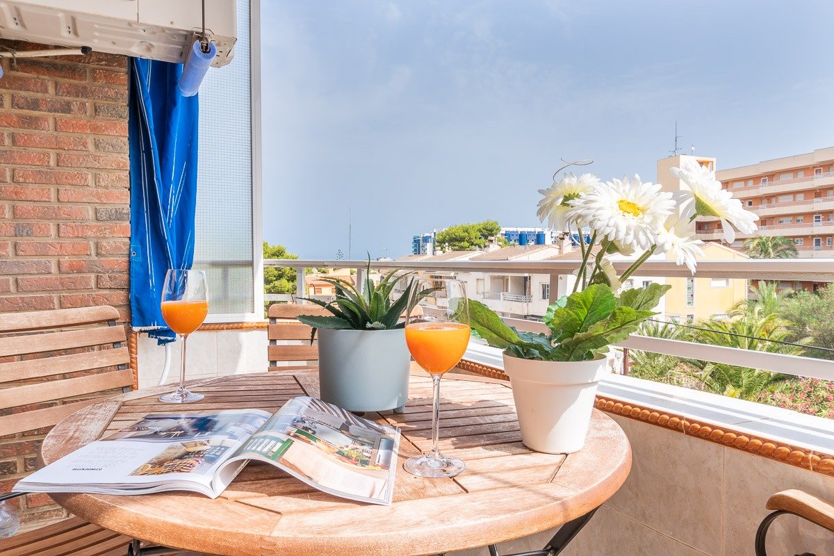 VERKOCHT! Gerenoveerd vakantie appartement te koop bij het strand in Punta Prima.