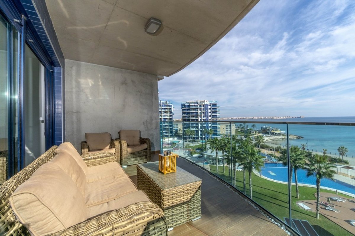 Luxe eerstelijns appartement te koop aan het strand van Punta Prima, Torrevieja.