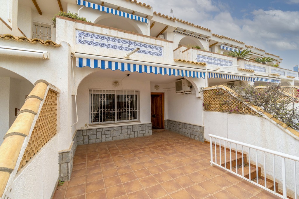 Charming townhouse for sale 100m from the beach Aguamarina in Campoamor.