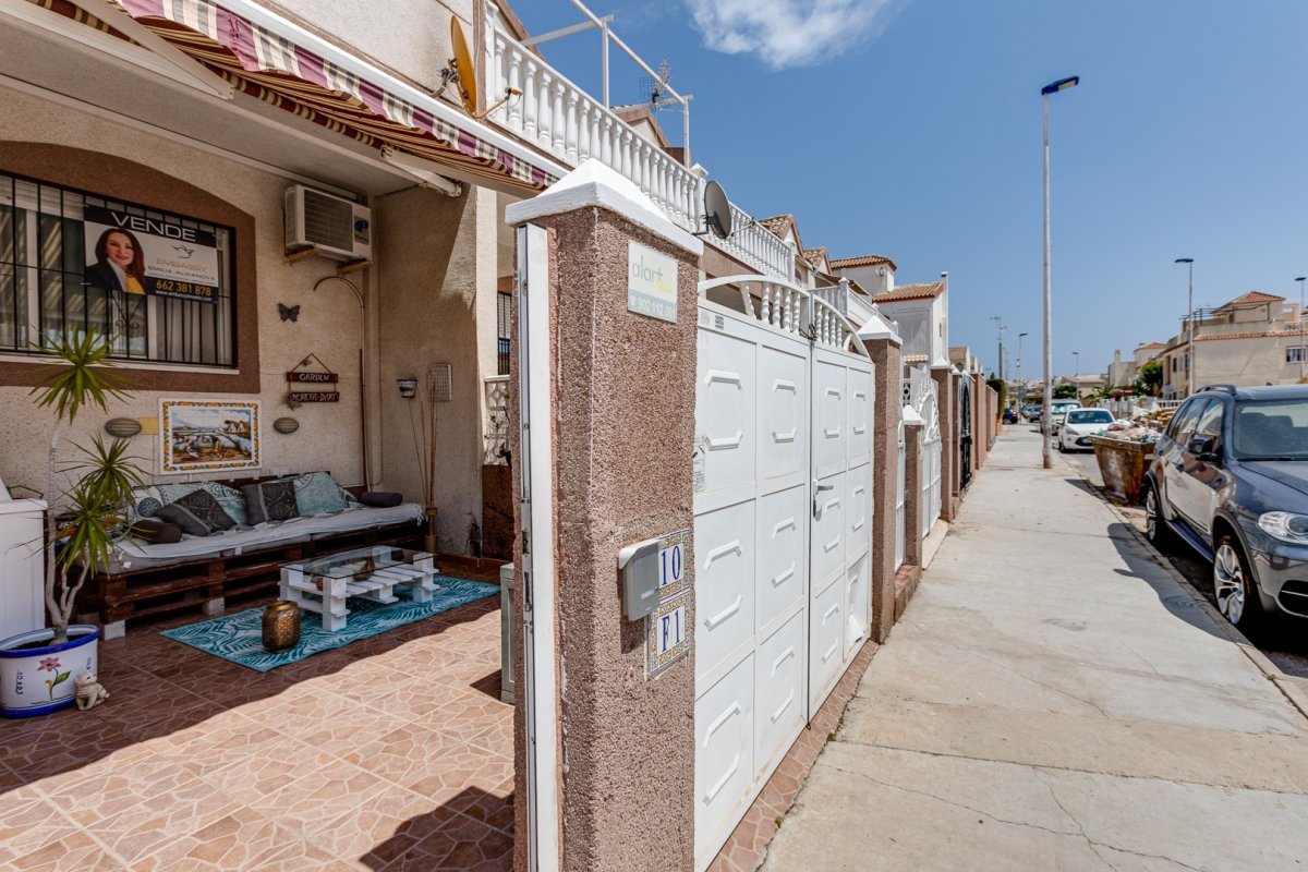 Duplex woning te koop met veel buitenruimte in Aguas Nuevas in Torrevieja.