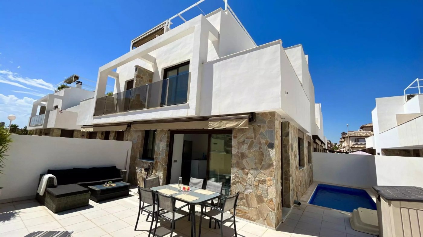 Moderne halfvrijstaande villa te koop met privé zwembad in Lomas de Cabo Roig.