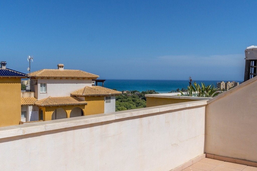 Mooie duplex penthouse te koop met dakterras met zicht op de zee in Campoamor.
