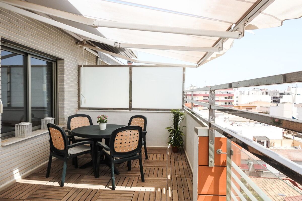 Spacious penthouse for sale near the port, beaches and promenade of Torrevieja.