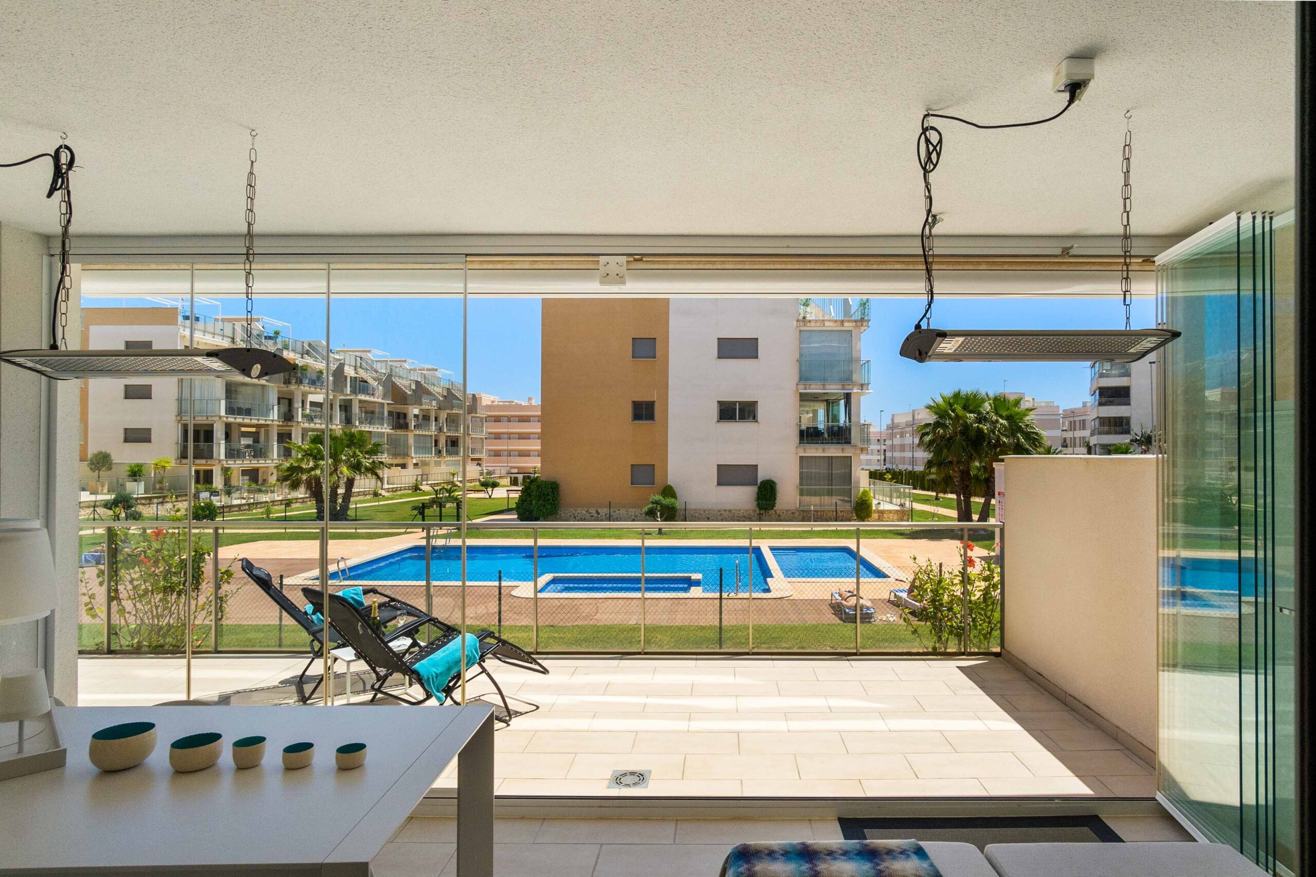 Se vende moderno apartamento de lujo en planta baja en la popular zona de golf de Villamartín.