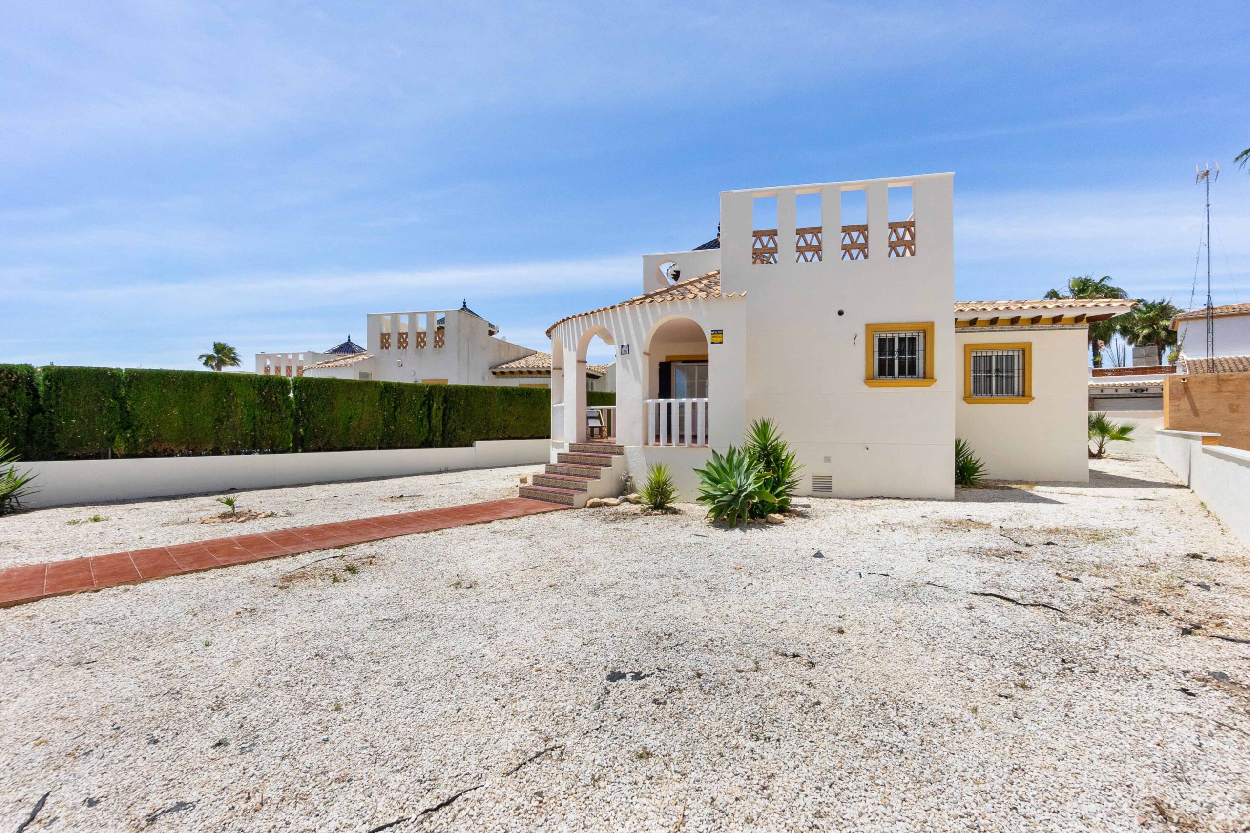 Mediterrane vrijstaande villa te koop met een mooie buitenruimte in Lomas de Cabo Roig.