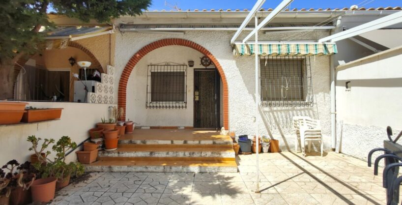 Zuid gerichte charmante bungalow zonder bovenburen te koop in Nueva Torrevieja.