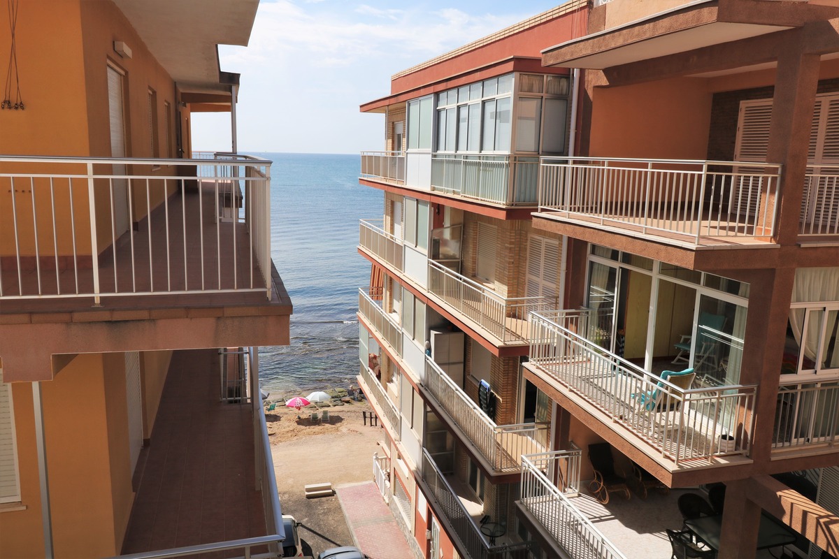 Renovated penthouse for sale with sea views in Torrevieja near Los Náufragos beach.