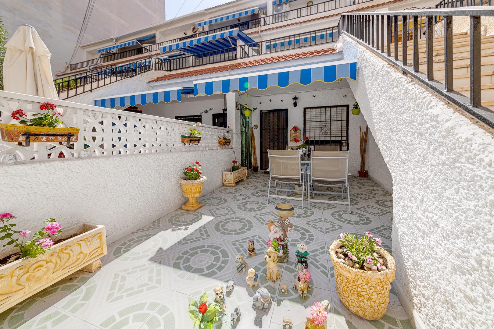 Se vende encantador bungalow de planta baja cerca de las playas y el paseo en Torrevieja.