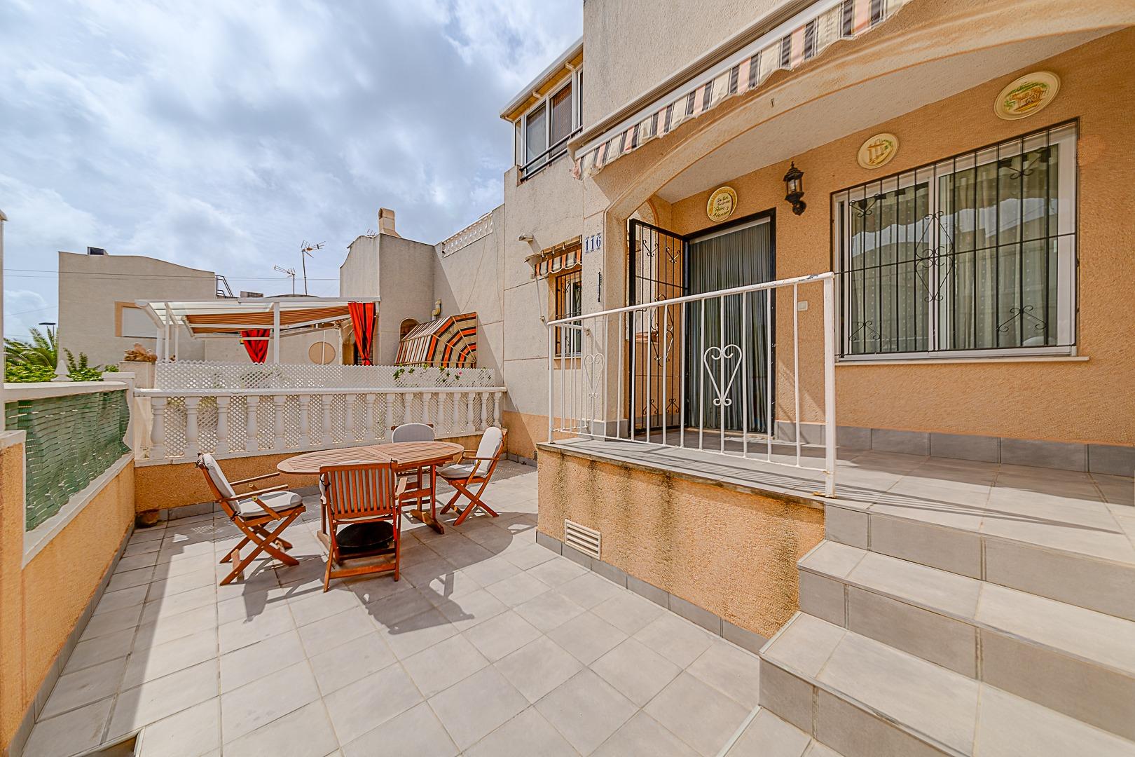 Charming townhouse for sale in a beautiful complex near the salt lakes in Torrevieja.