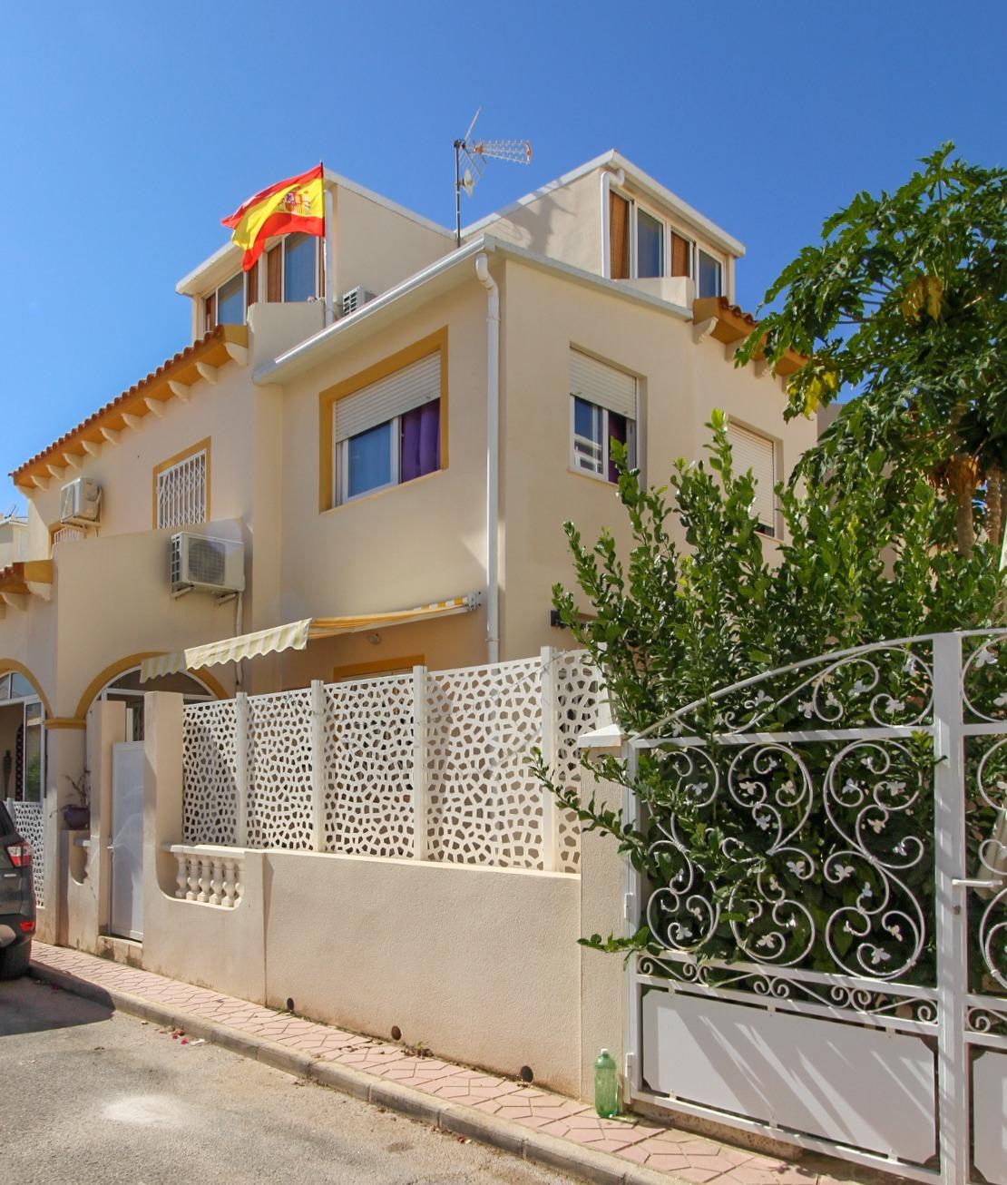 Mediterranean corner townhouse for sale in a popular residential area on Playa Flamenca, Orihuela-Costa.