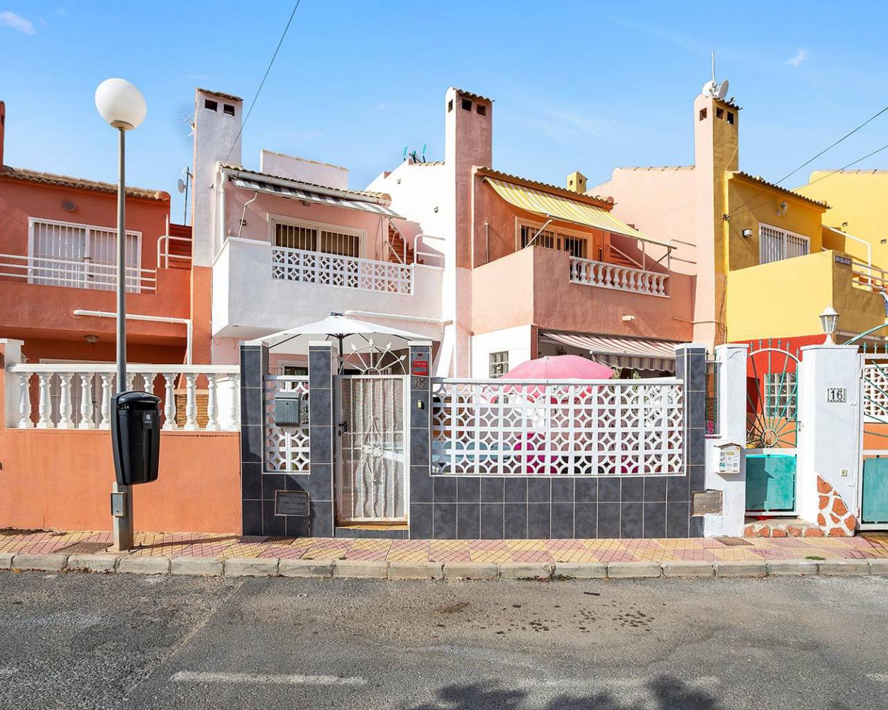 Renovated townhouse for sale in the popular residential area “Los Frutales” in Torrevieja.