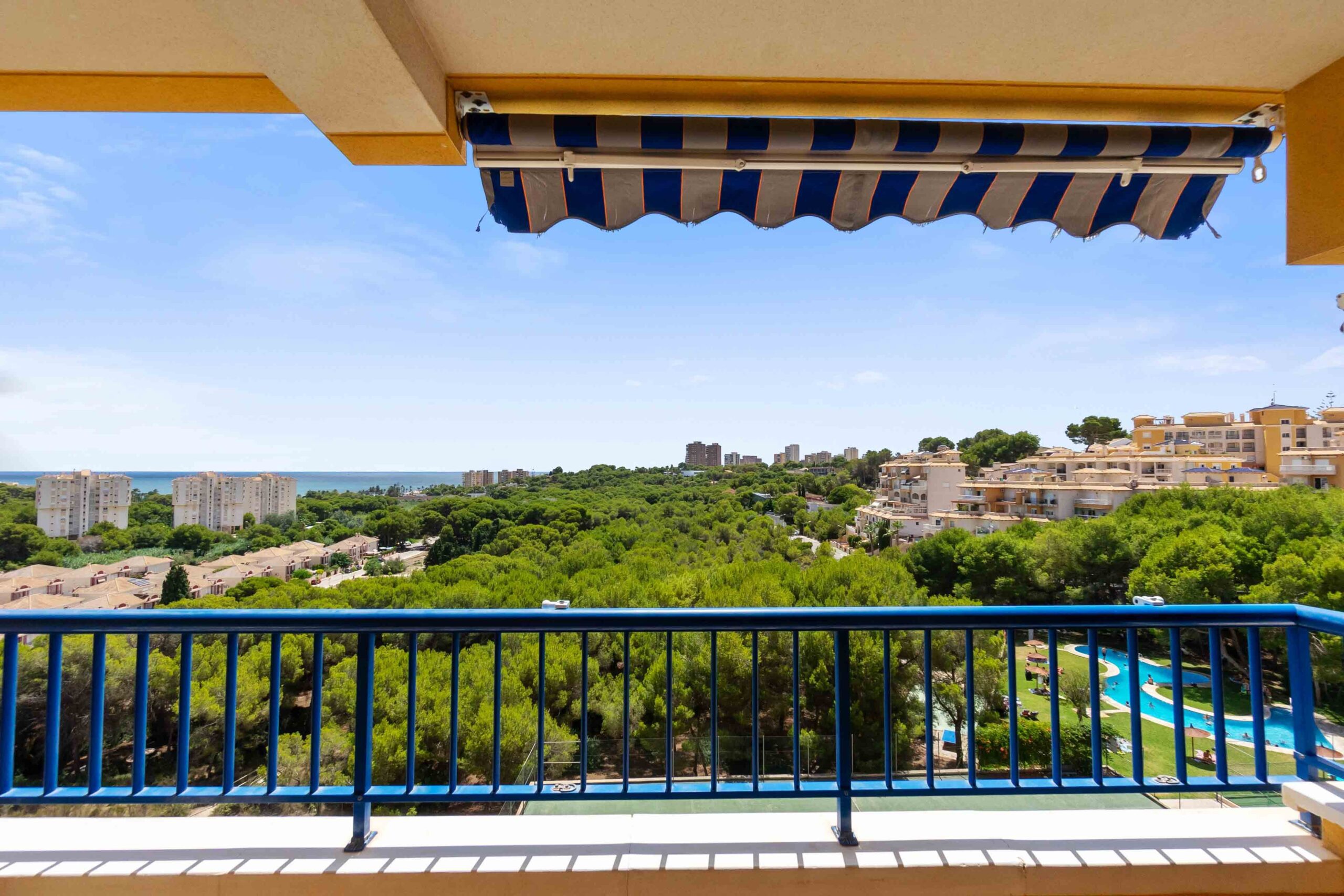 Apartment for sale with sea views and parking space in Altos de Campoamor on Orihuela Costa.