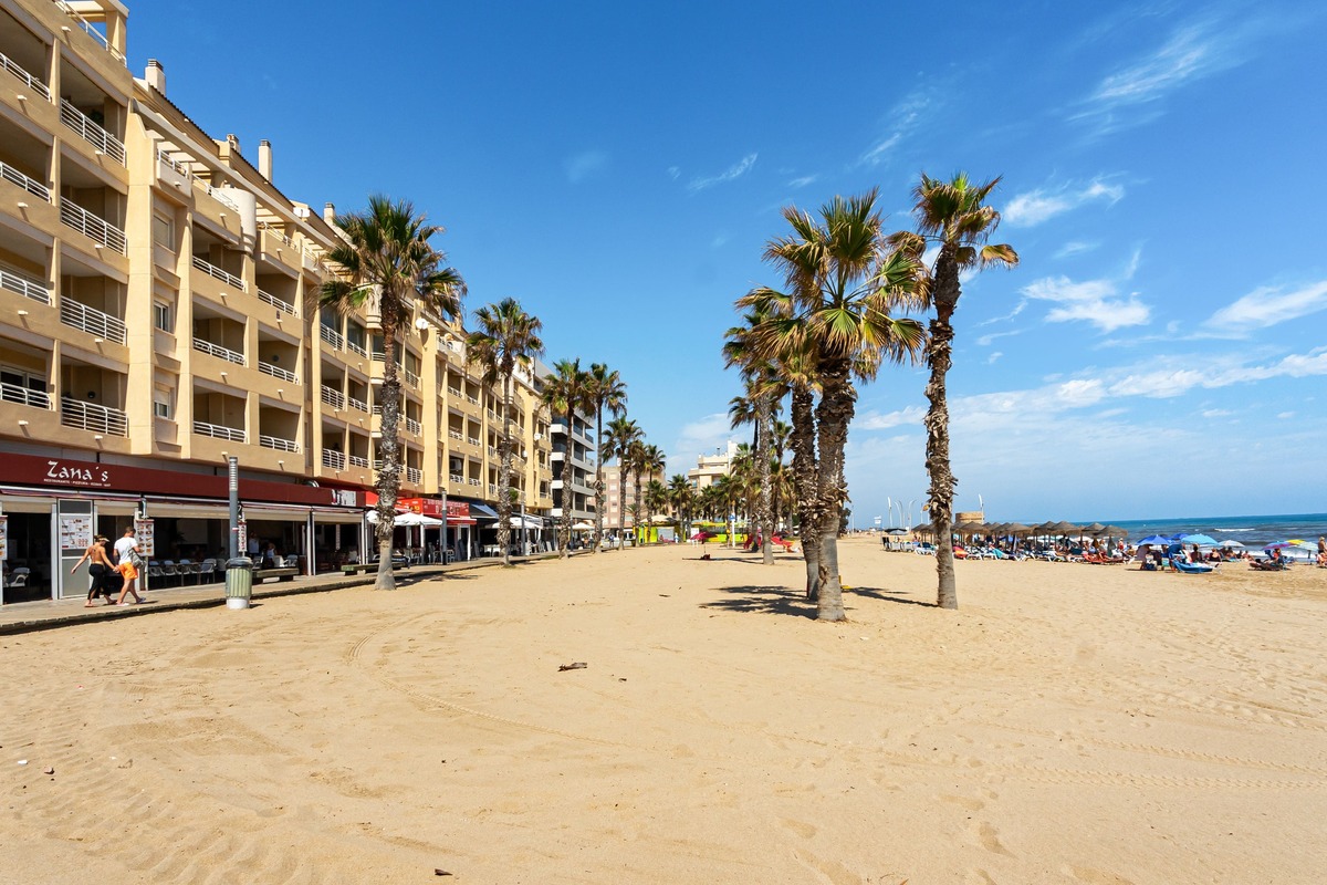 Se vende apartamento mediterráneo en edificio de 1ª línea en la playa de arena de La Mata.