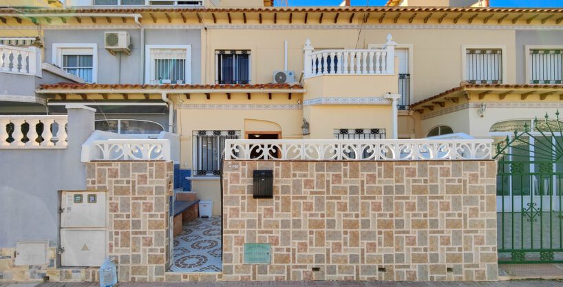 Spacious townhouse with salt lake views for sale in El Salado – Torrevieja