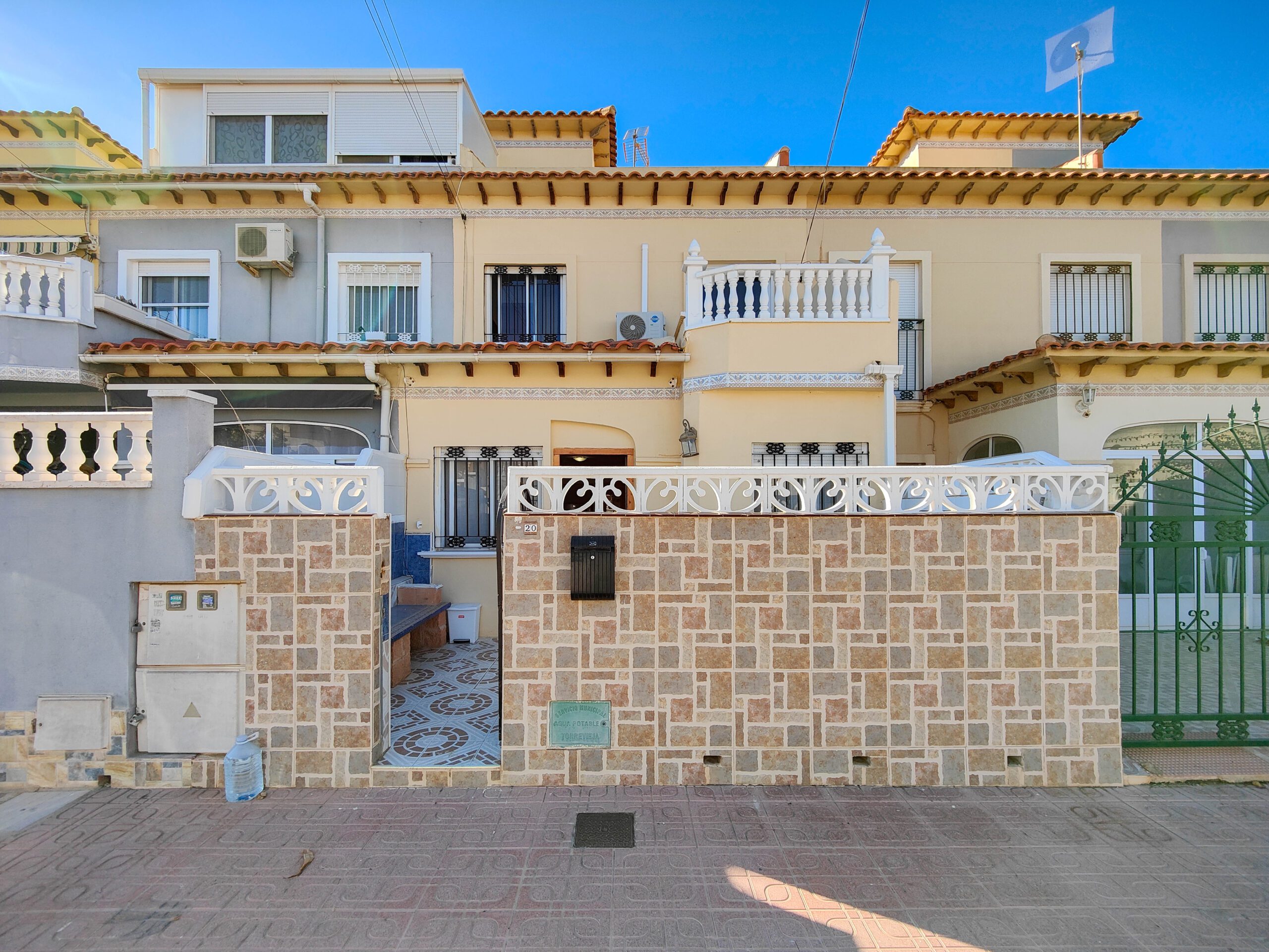 Duplex woning te koop in een woonwijk met zwembad in El Salado, Torrevieja.