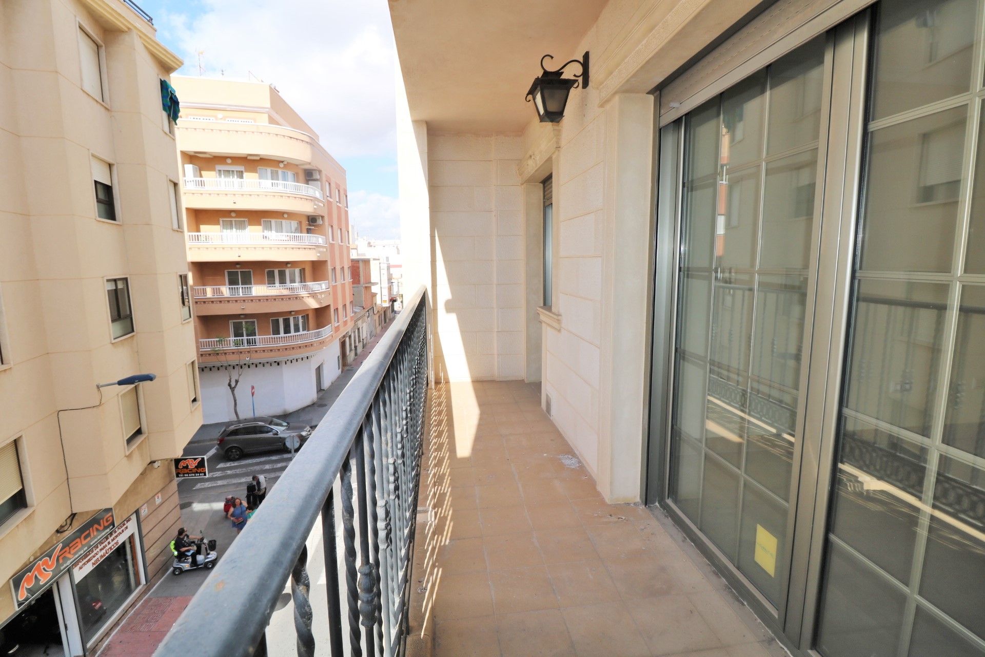 Key ready new build apartment for sale near the port, the beach and the promenade in Torrevieja.