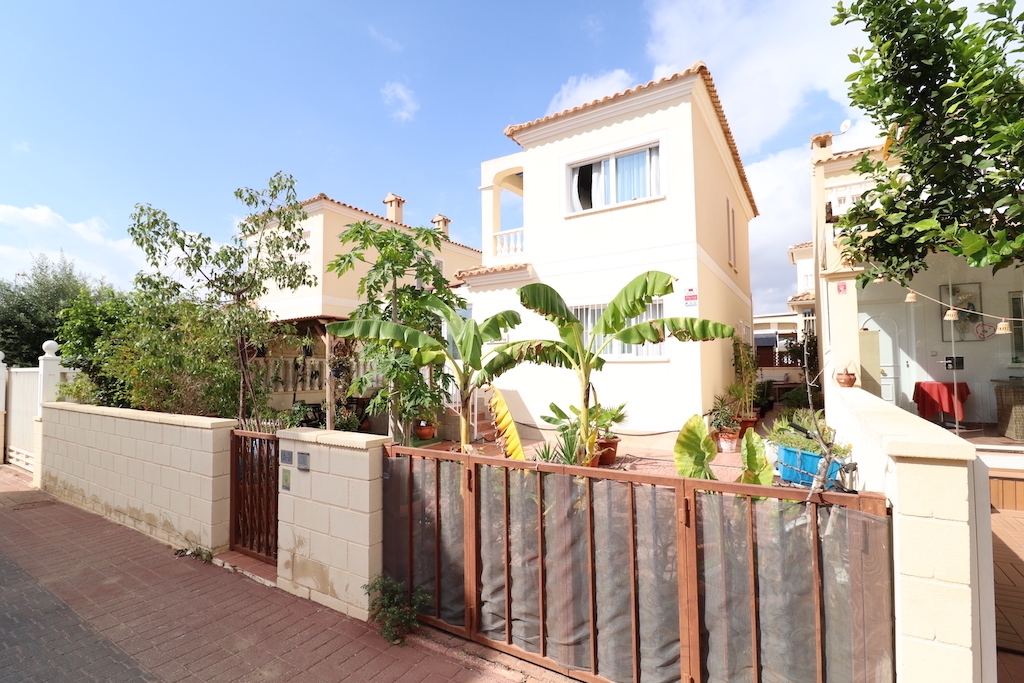 Mediterrane vrijstaande villa te koop met een mooie buitenruimte in Lomas de Cabo Roig.