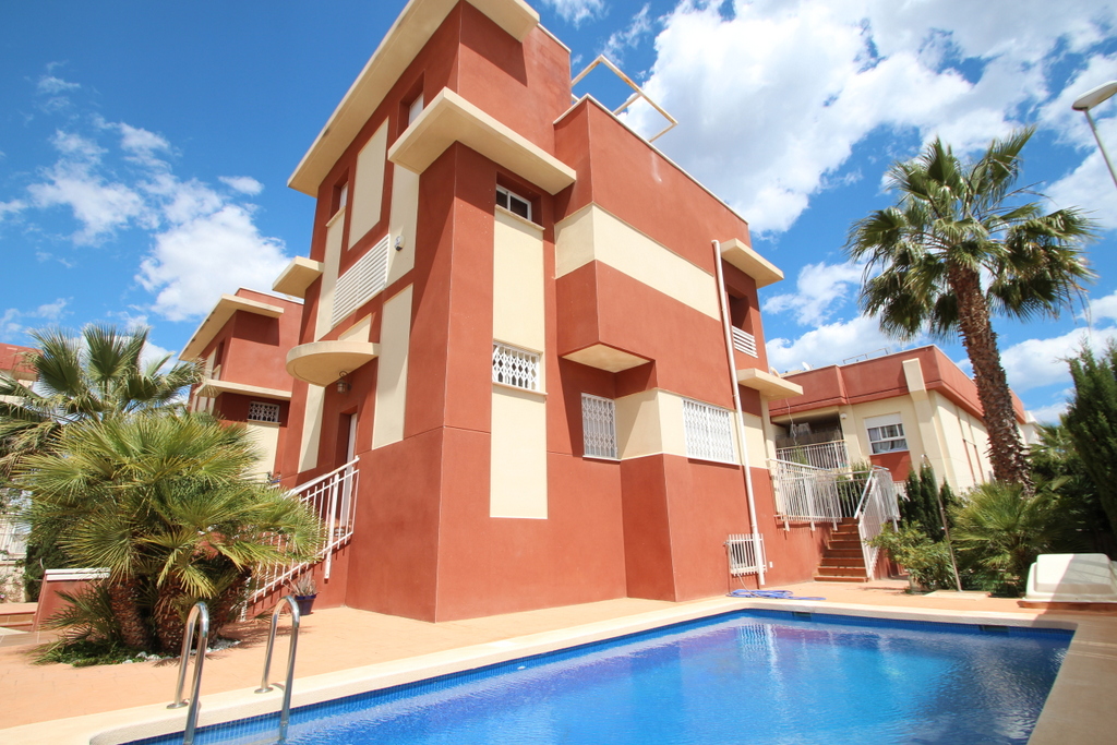 Mediterranean detached villa for sale with a garage and swimming pool in Lomas de Cabo Roig.