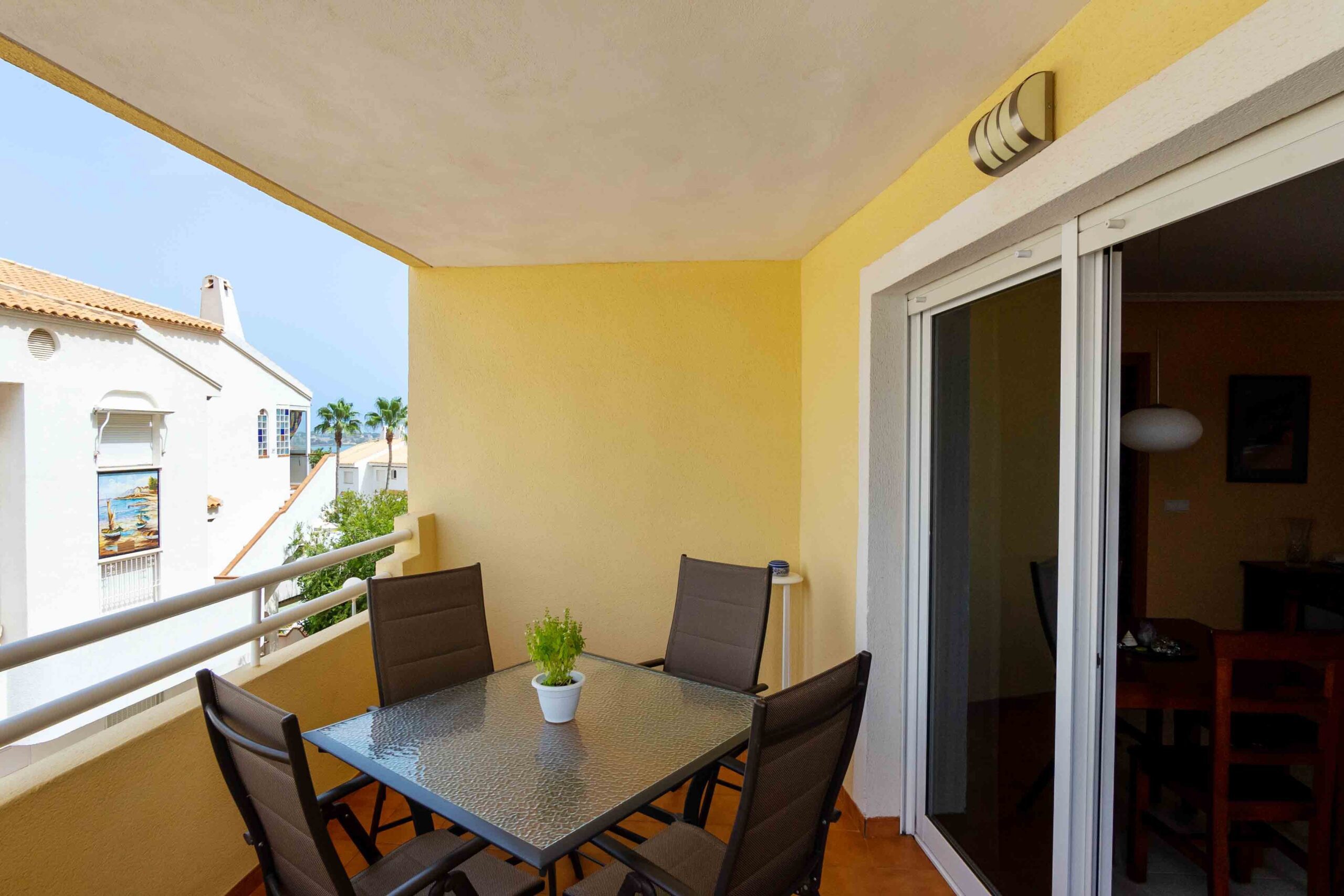 Appartement te koop met directe toegang tot het strand van Aguamarina in Cabo Roig.