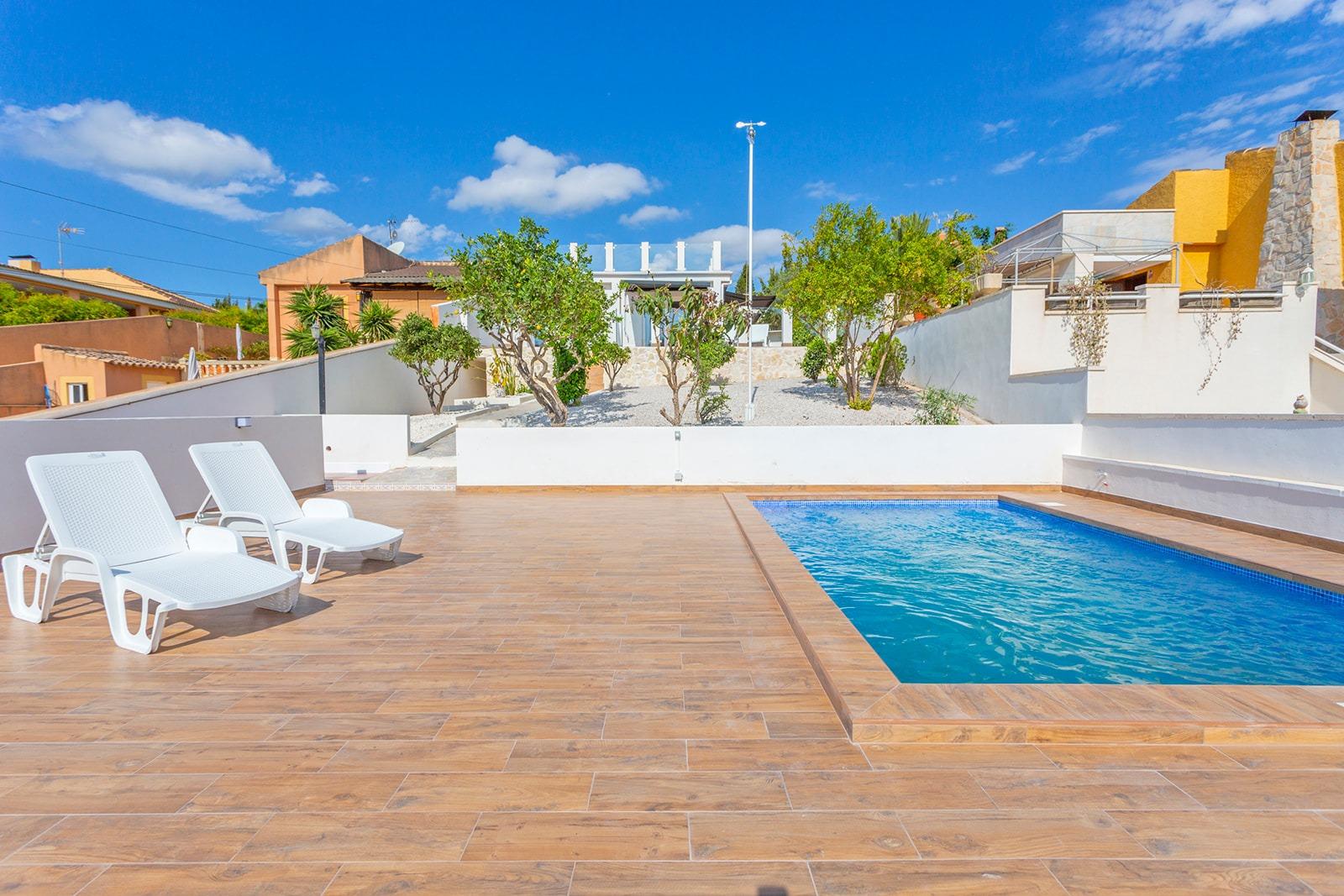 Se vende villa pareada reformada con piscina privada y garaje en Los Balcones, Torrevieja.