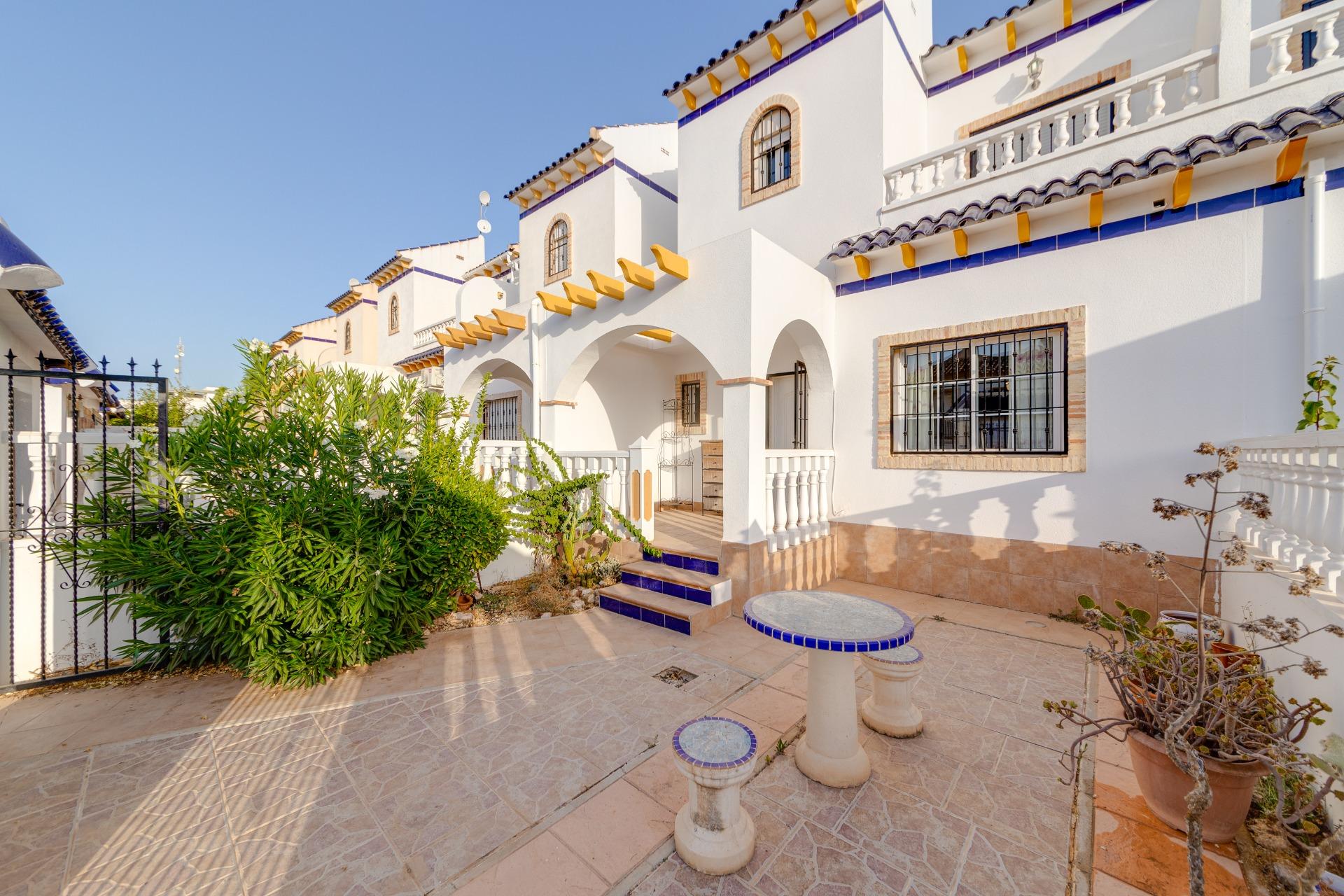 Well-maintained townhouse for sale in a quiet residential area with facilities in La Florida, Orihuela Costa.