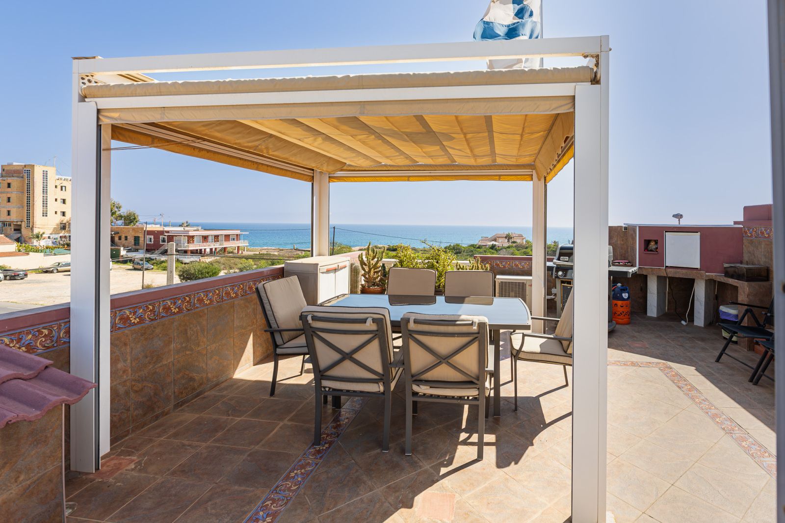 Mediterranean upstairs apartment for sale with roof terrace and sea views in Los Frutales, Torrevieja.