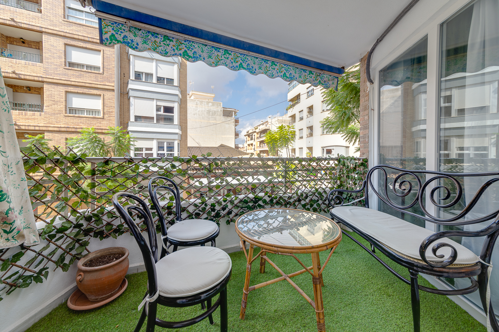 Luxurious renovated apartment for sale in the center of Torrevieja near the harbour, beaches and promenade.